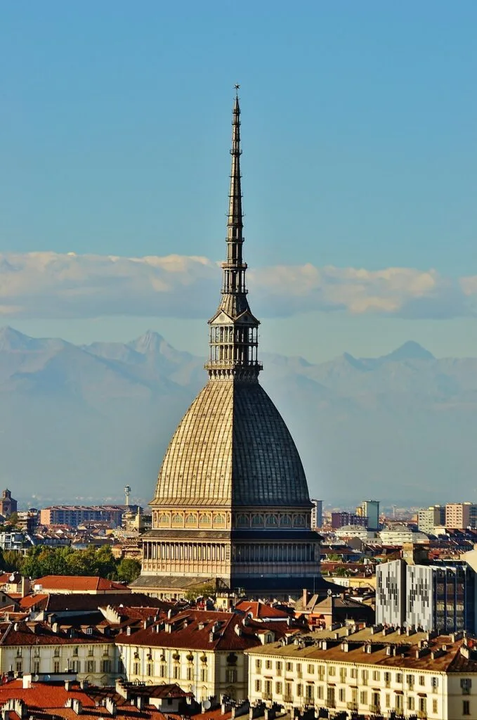 Mole Antonelliana de Turin se dressant devant les Alpes