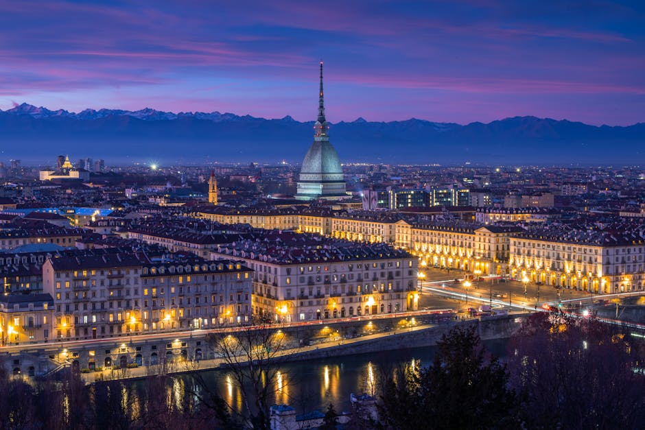 Panorama nocturne de Turin avec la Mole Antonelliana illuminée