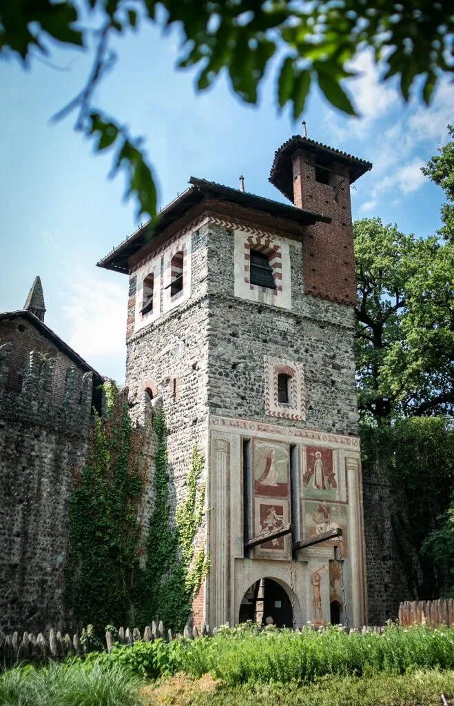 Tour médiévale ornée de fresques et lierre au Borgo Medievale, Turin