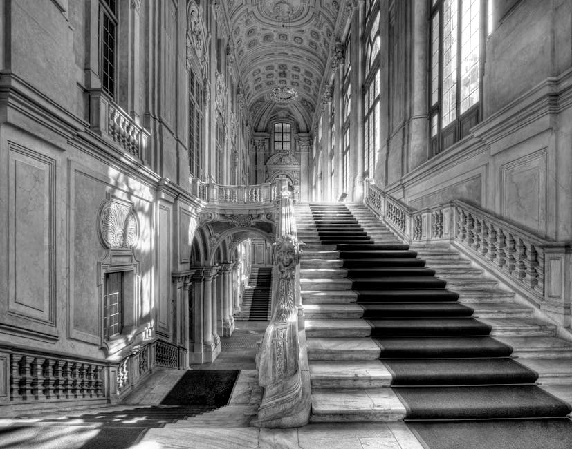 Grand escalier en marbre d'un palais baroque turinois, lumière filtrée