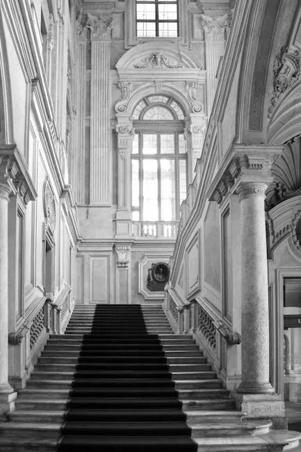 Grand escalier orné du Palais royal de Turin, tapis sombre montant.