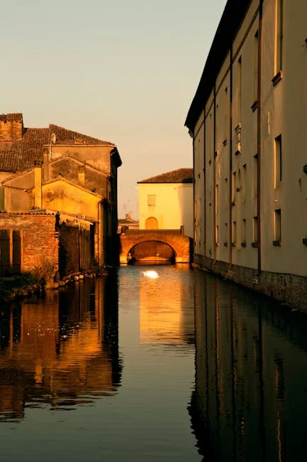 Petit canal étroit entre maisons anciennes, reflets dorés au crépuscule