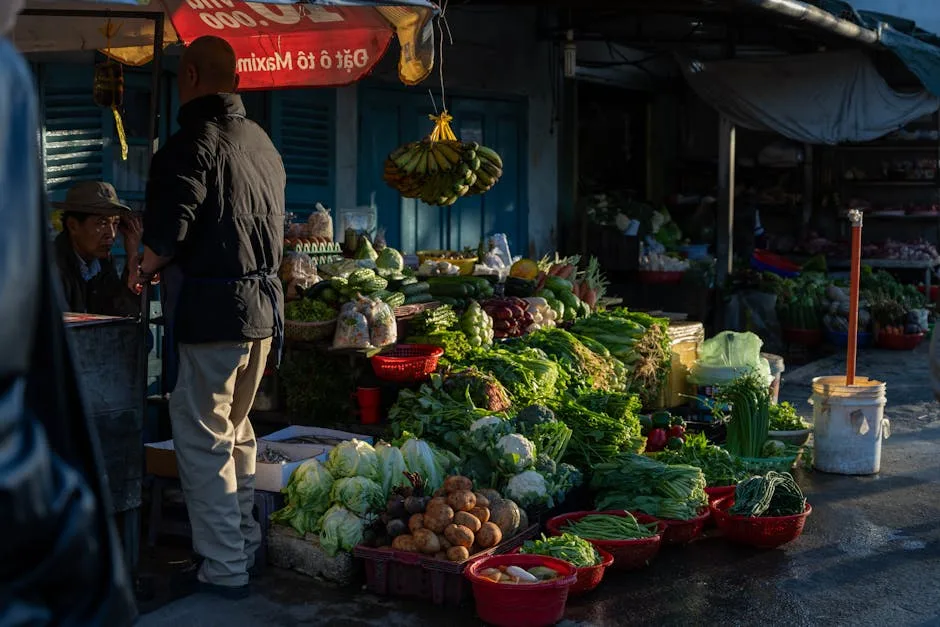 Vendeur et légumes frais éclairés au soleil sur un marché turinois.