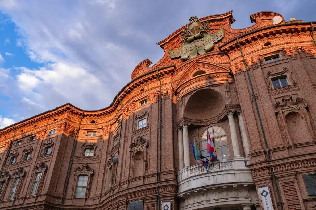 Façade courbe en brique du Palazzo Carignano à Turin, drapeaux tricolores