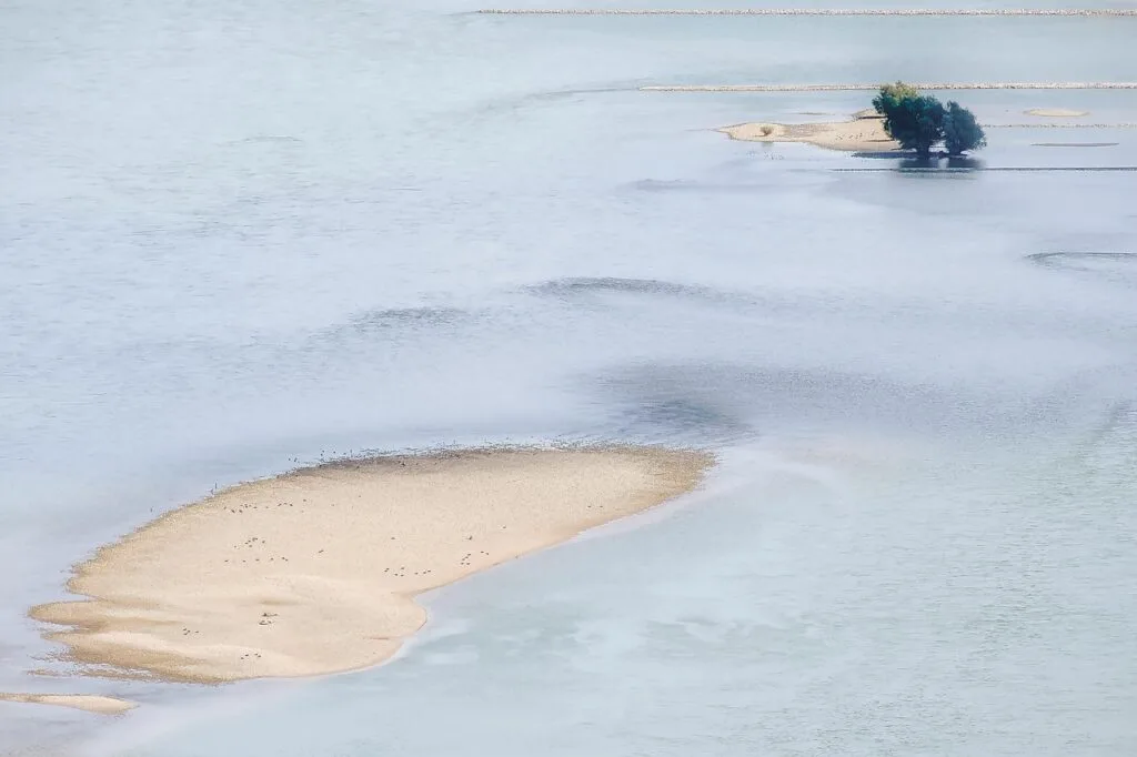 Bancs de sable du fleuve Po vus du ciel près de Turin