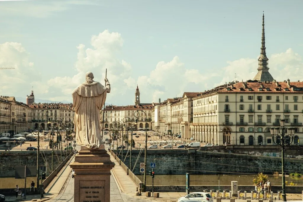 Vue sur la Mole Antonelliana et la piazza depuis un pont à Turin