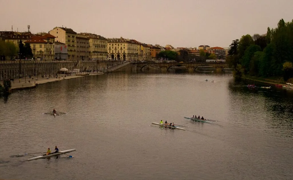 Équipages d'aviron sur le Po devant les quais et ponts de Turin