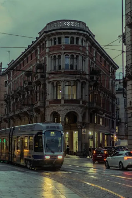 Tram roulant sous la pluie devant façades haussmanniennes de Turin