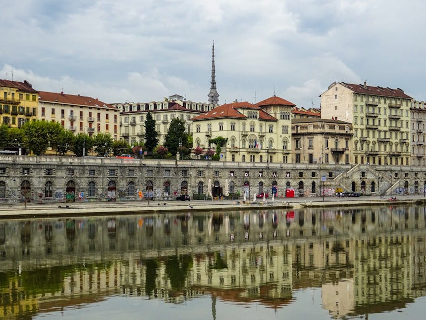 Quais du Po à Turin, façades et reflets calmes sur le fleuve