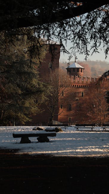 Château médiéval et bancs enneigés dans le parc Valentino à Turin