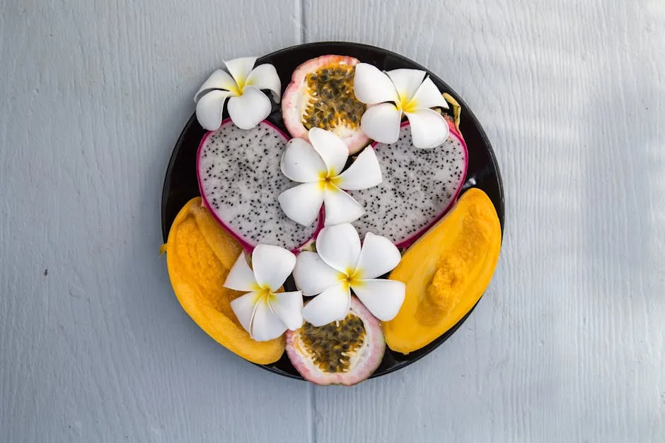 Assiette noire garnie de pitaya, mangue et fruits de la passion