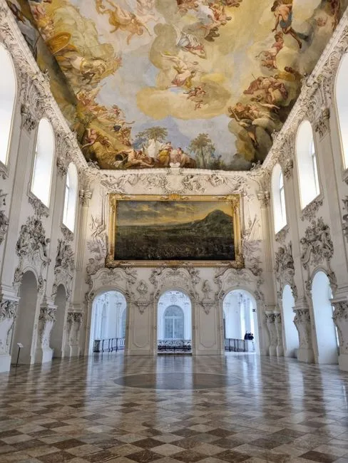 Grande salle à voûte décorée de fresques et parquet à Turin