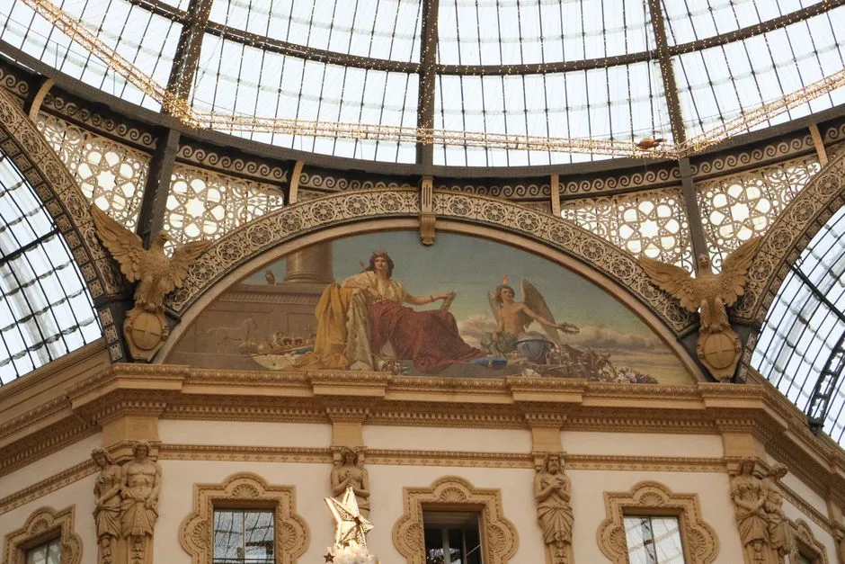 Fronton orné d'une fresque allégorique sous une grande verrière