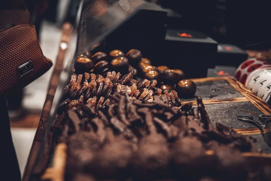 Comptoir de chocolats artisanaux variés dans une boutique turinoise