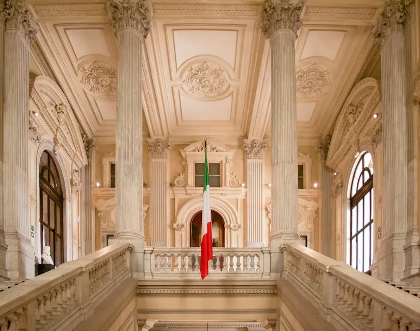 Grand escalier néoclassique avec drapeau italien suspendu, intérieur de palais à Turin