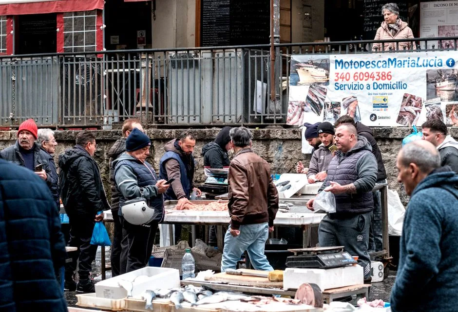 Marché de poissons en plein air à Turin, clients autour des étals