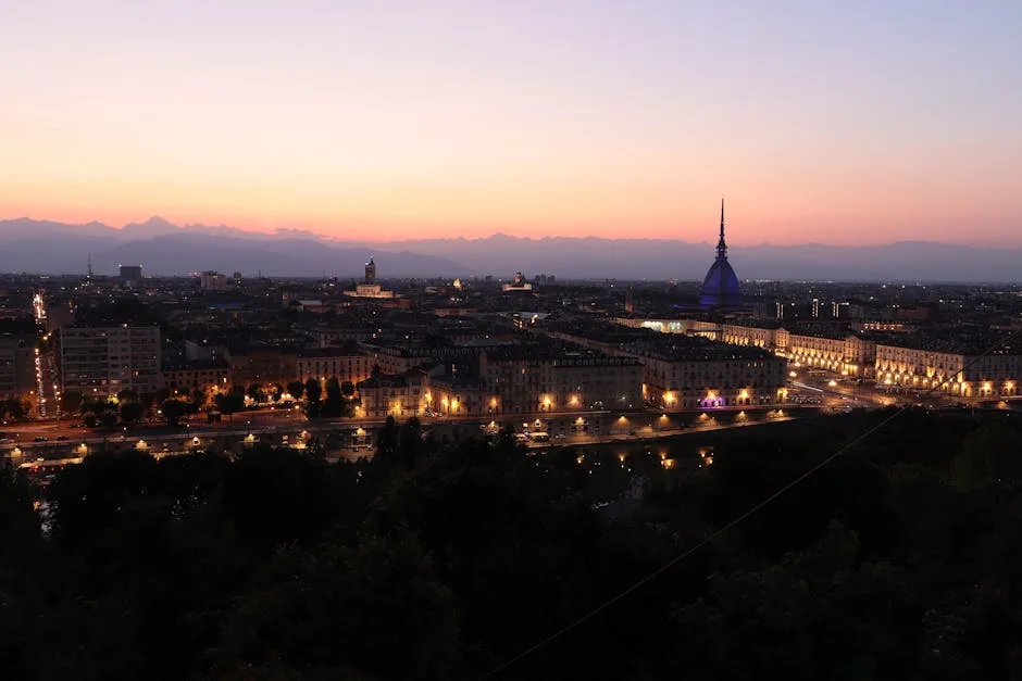 Vue panoramique nocturne de Turin avec la Mole Antonelliana illuminée.