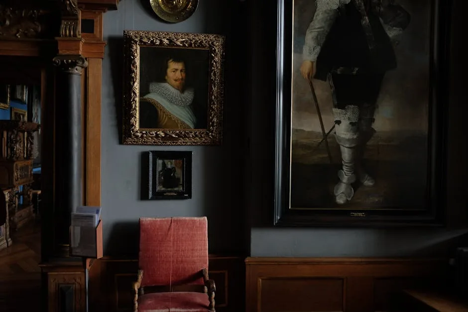 Coin d'intérieur muséal sombre avec portrait encadré et fauteuil rouge