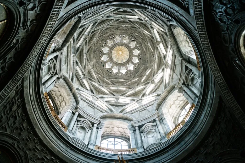Coupole géométrique et lumière zénithale de la Cappella della Sindone, Turin