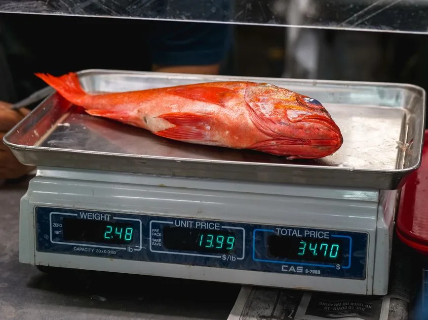 Poisson rouge sur balance affichant poids 2,48 et prix 34,70