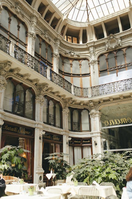 Intérieur d'une galerie historique de Turin avec tables et plantes