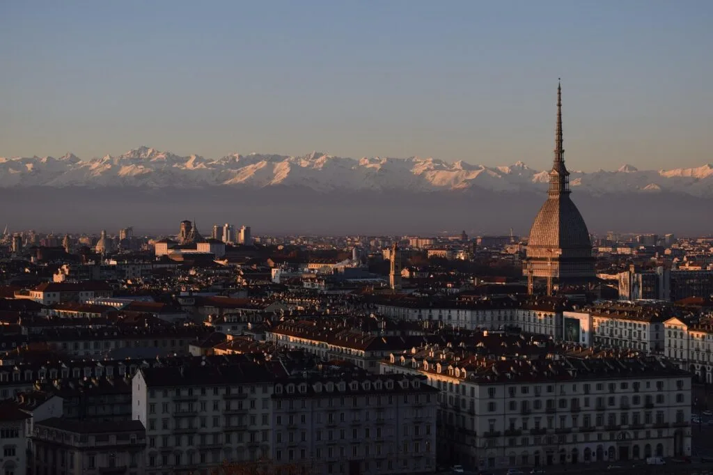 Turiner Skyline bei Sonnenuntergang mit Mole Antonelliana und Alpen