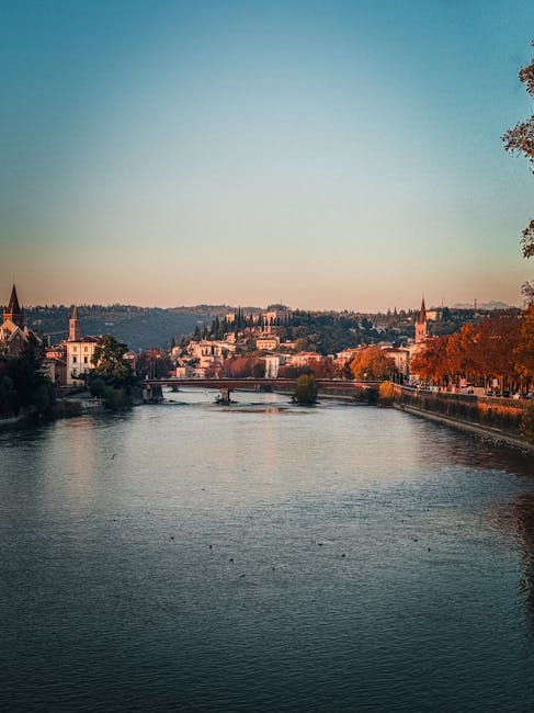 Pont sur le fleuve et rives arborées baignées de lumière à Turin.
