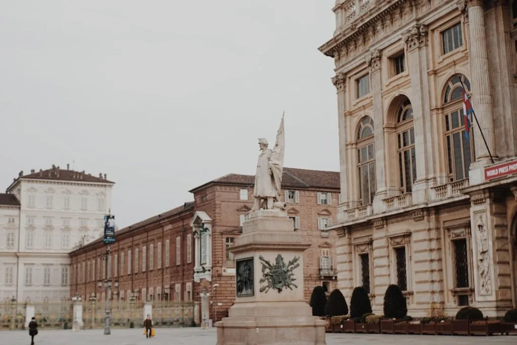 Place avec statue et façades baroques près du Palazzo Madama, Turin