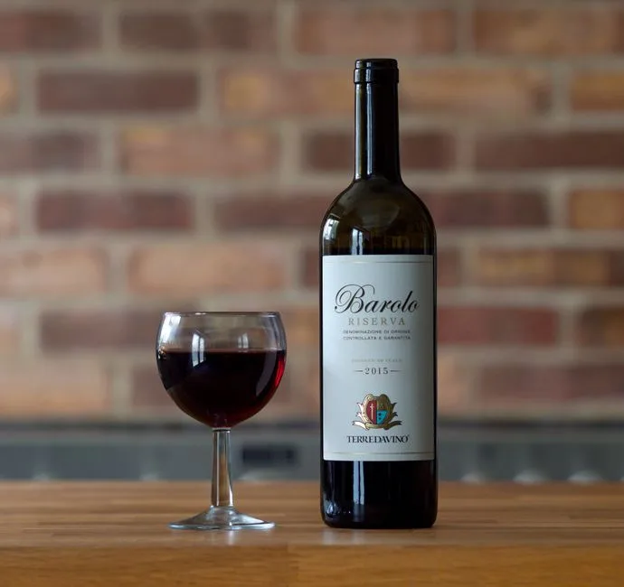 Bouteille de Barolo piémontais avec verre de vin rouge