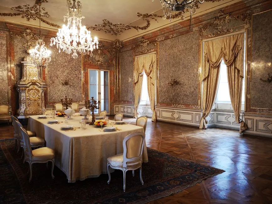 Grande salle à manger baroque d'un palais historique de Turin
