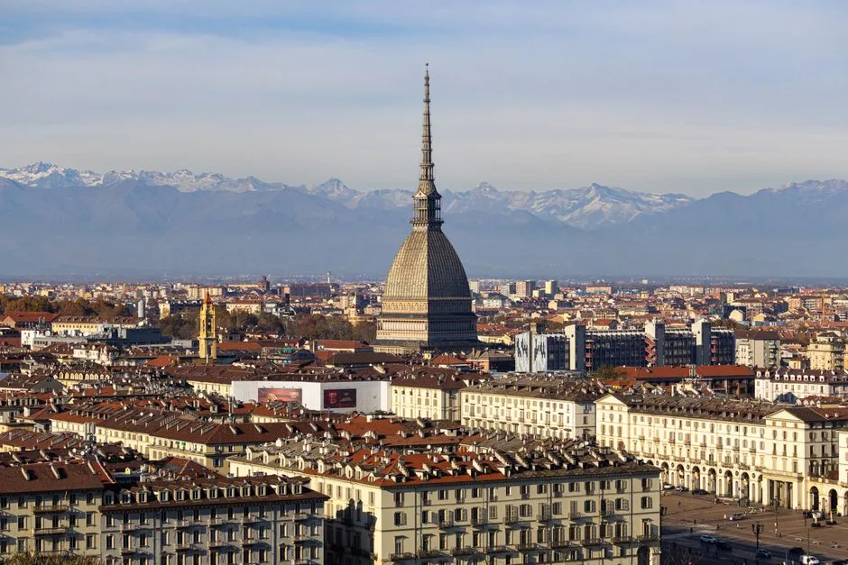 Mole Antonelliana dominant Turin, montagnes des Alpes en arrière-plan