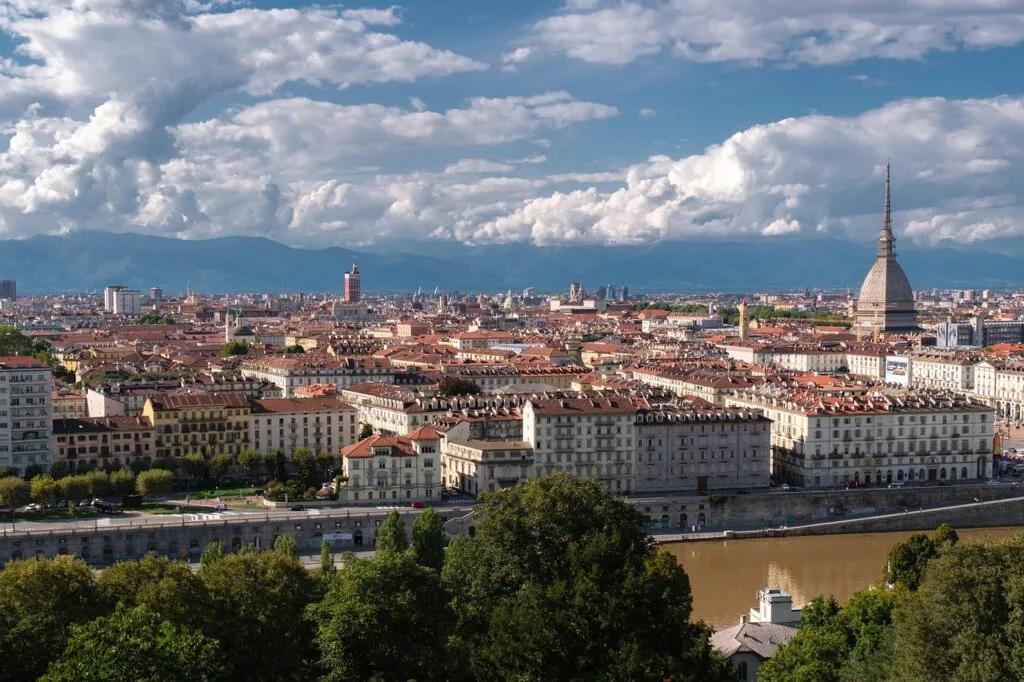 Panorama de Turin avec fleuve et Mole Antonelliana en arrière-plan