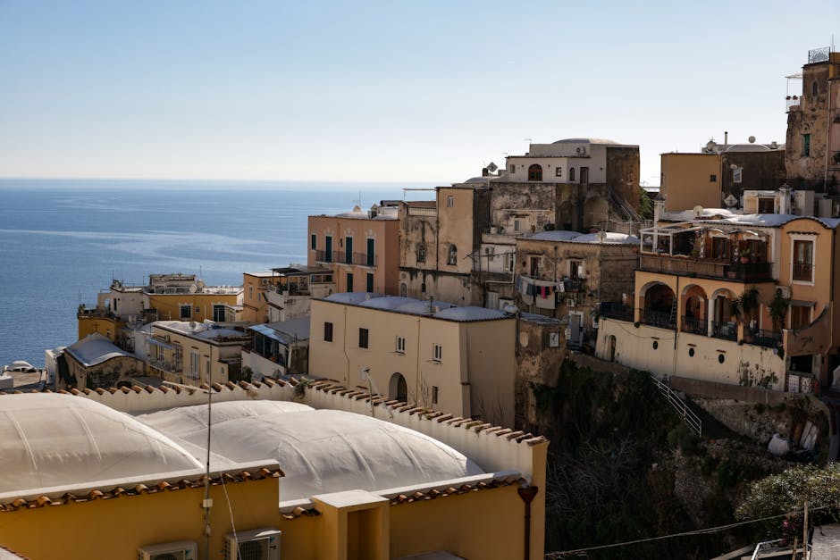 Edifici pastello a picco sul mare della Costiera Amalfitana