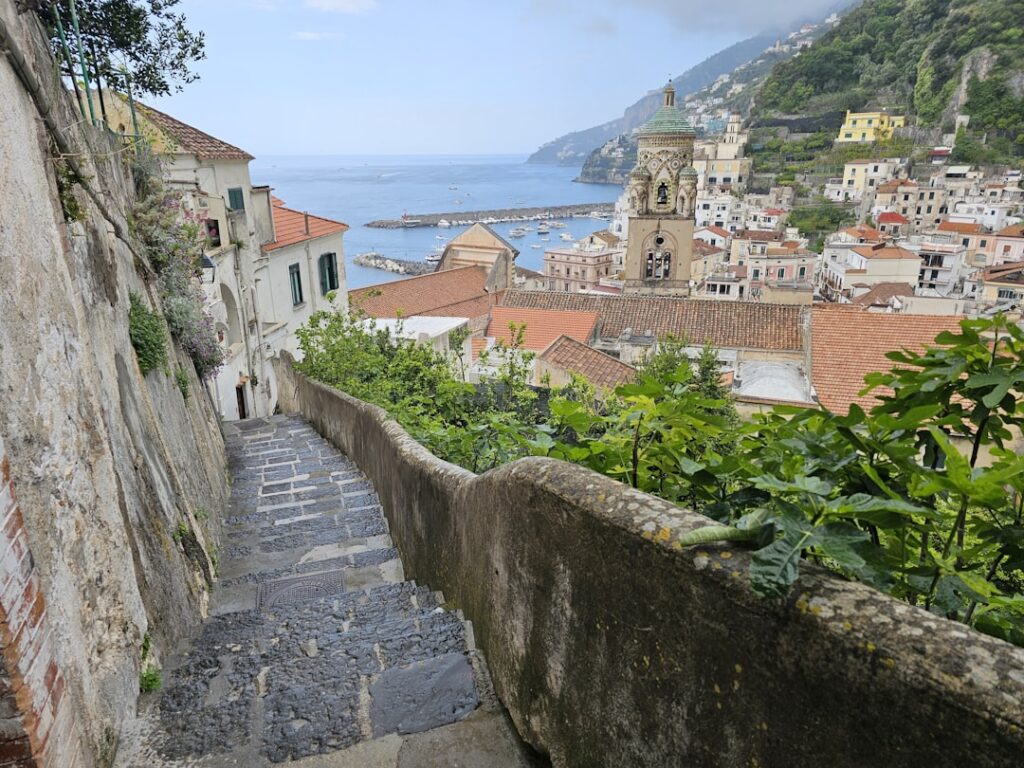 Treppe und Dorfansicht an der Amalfiküste