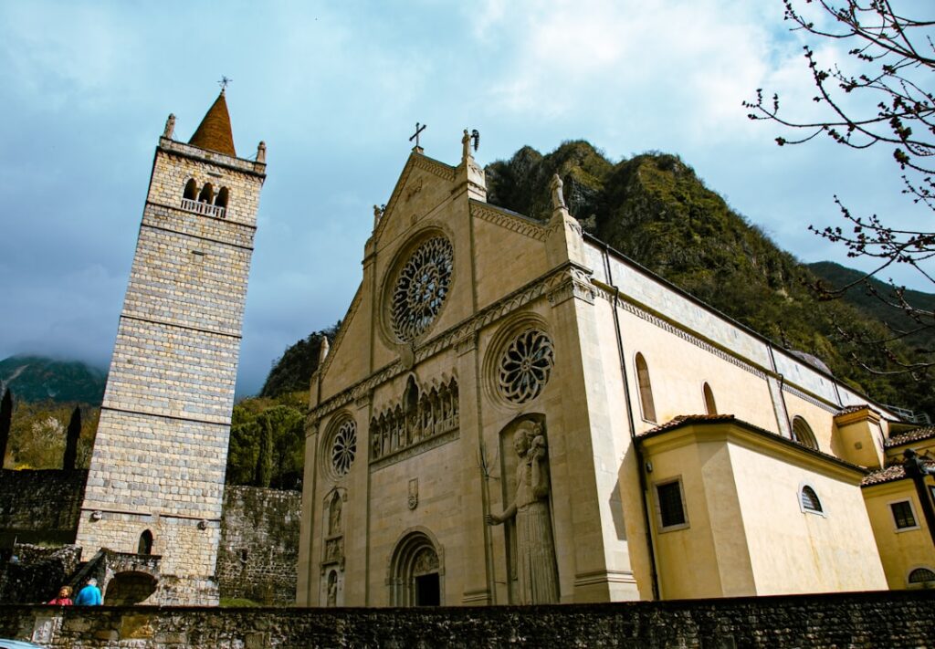 Kloostergang van de Duomo van Amalfi onder helder licht