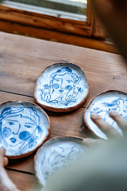 Handgeschilderde blauwe gezichtsbordjes op houten tafel bij Amalfikust
