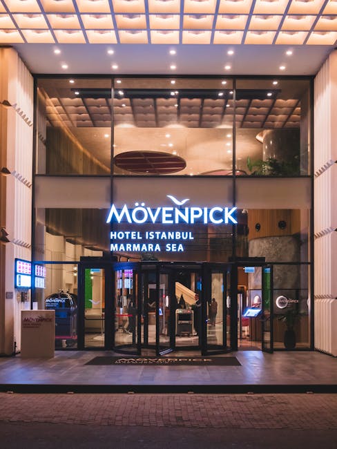 Verlichte hoofdingang van Mövenpick Hotel Istanbul Marmara Sea 's avonds