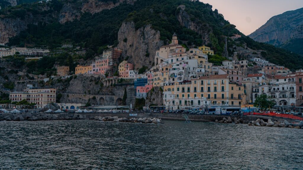 Panoramablick bei Sonnenuntergang über Ravello und die Küste