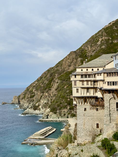 Antico edificio arroccato sulla scogliera e mare della Costiera Amalfitana