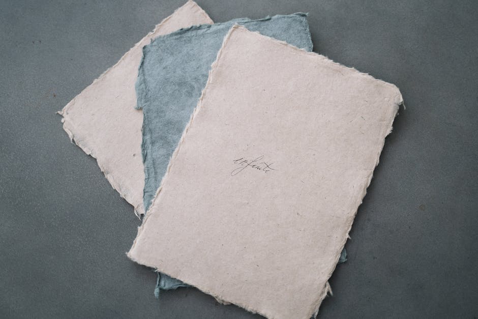 Handgeschöpftes Büttenpapier mit ausgefransten Rändern, traditionell aus Amalfi, Côte amalfitaine.