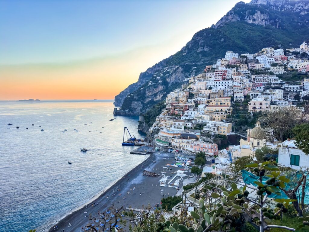 Bunte Häuser von Positano an der Côte amalfitaine bei Sonnenuntergang