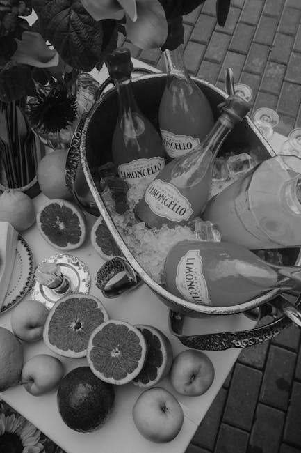 Ijsemmer met limoncelloflessen en gesneden citrusvruchten op straat, Côte amalfitaine