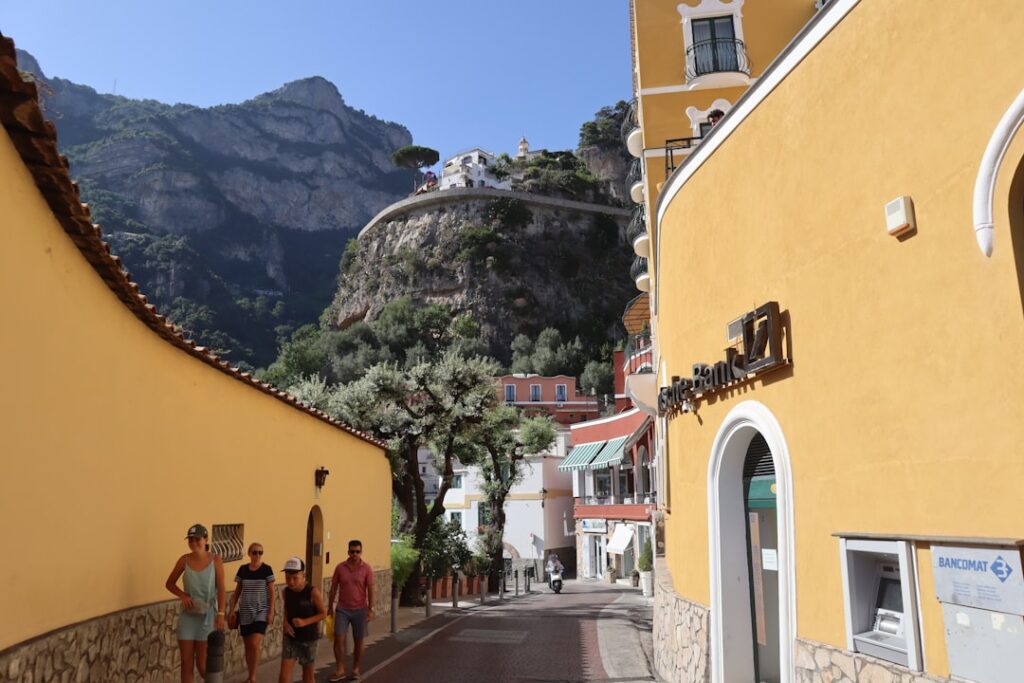 Enge, bunte Gasse in Positano