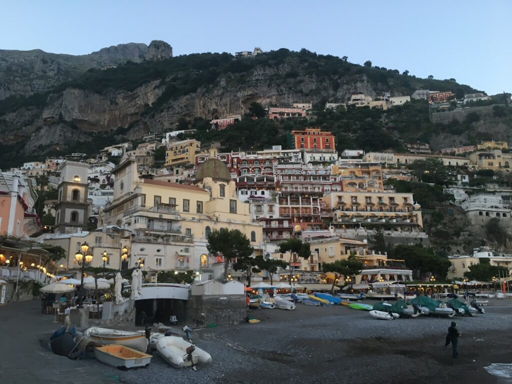 Schneller Blick auf den Sonnenaufgang am Strand von Positano