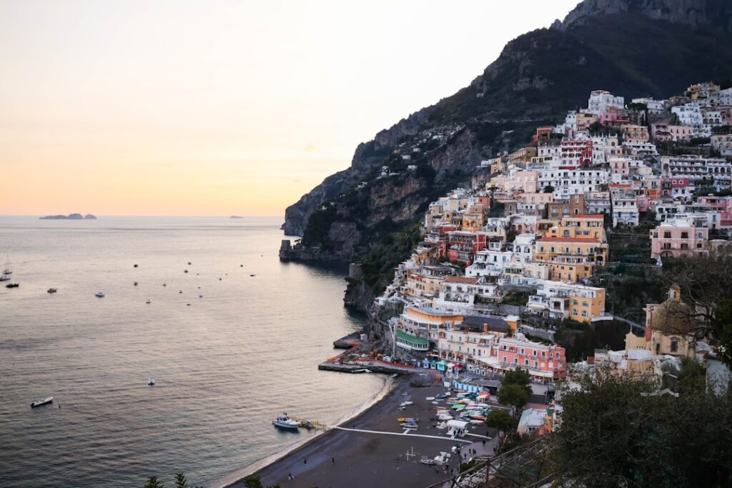 Bunte Häuser am Hang über dem Strand von Positano, Côte amalfitaine