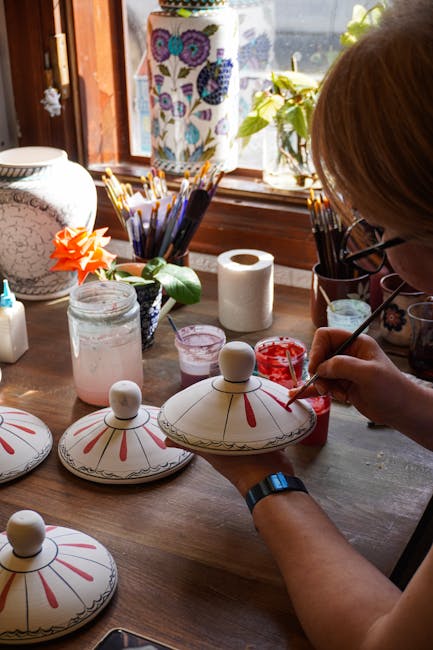Keramist schildert keramische deksels bij raam in atelier aan de Amalfikust