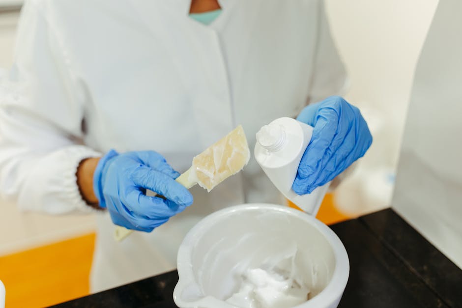 Technicus met blauwe handschoenen mengt zeepcrème in mortier, Côte amalfitaine