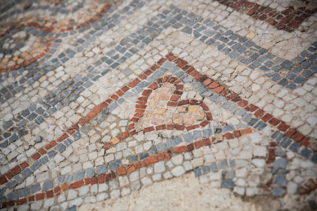 Nahaufnahme eines alten Mosaikbodens mit herzförmigem Motiv