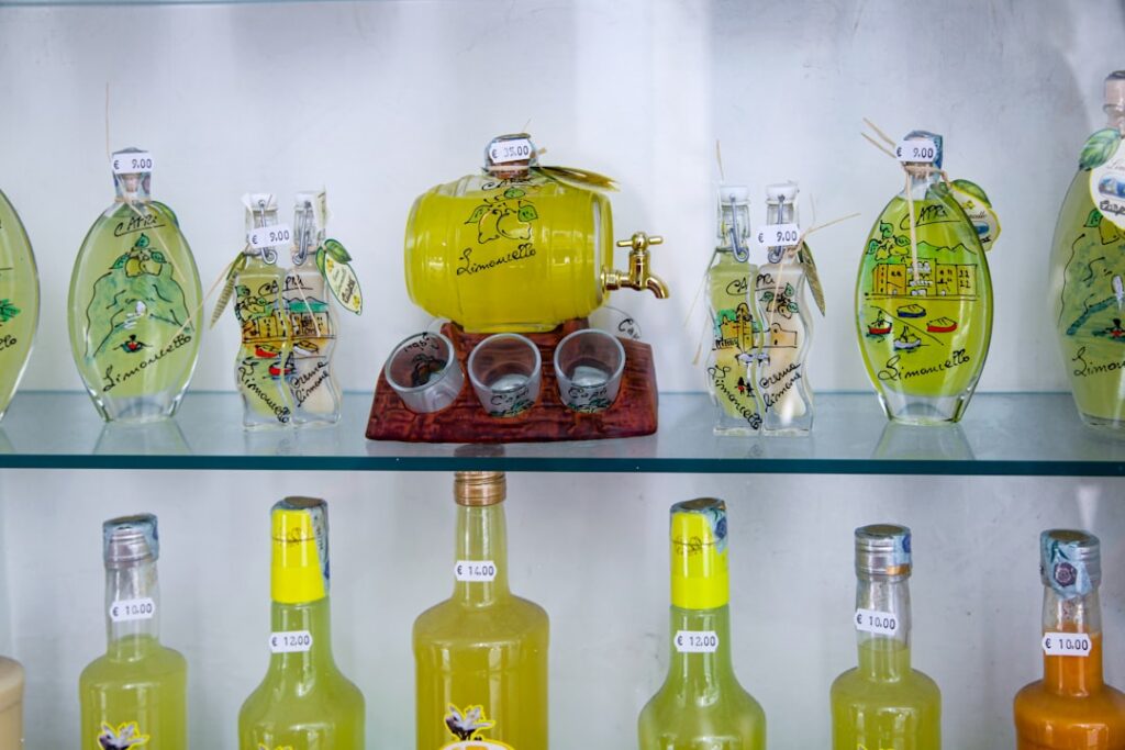 Etalage met kleurrijke limoncello-flessen en klein tapvat, Côte amalfitaine