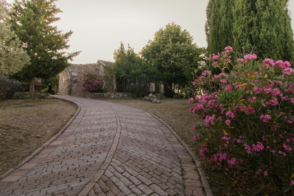 Gewundener Kopfsteinweg und Oleanderbüschen in Ravello auf der Amalfiküste